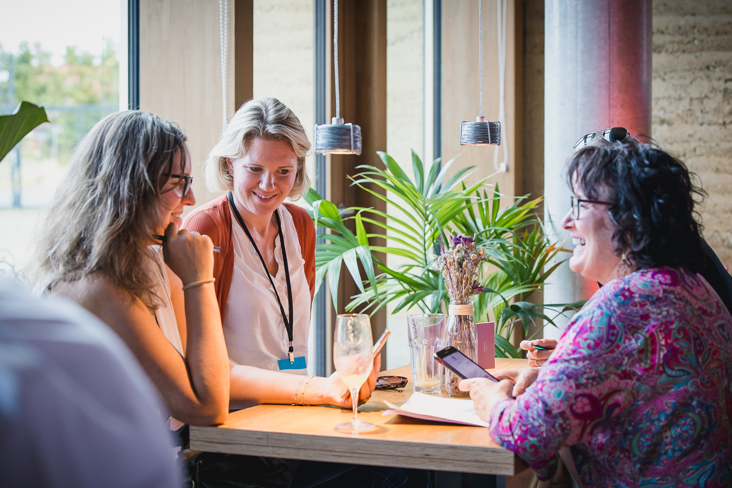 § Frauen unterhalten sich am Tisch