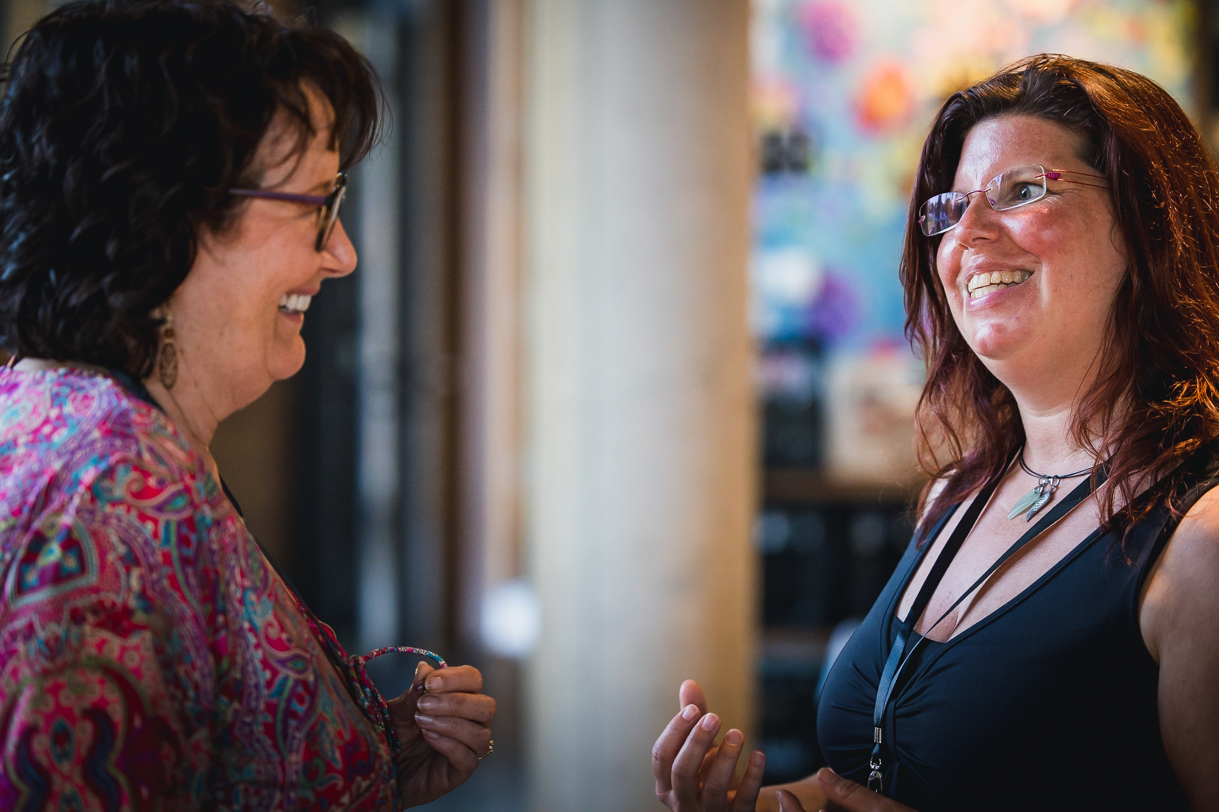 Gespräch mit lächelnder Frau