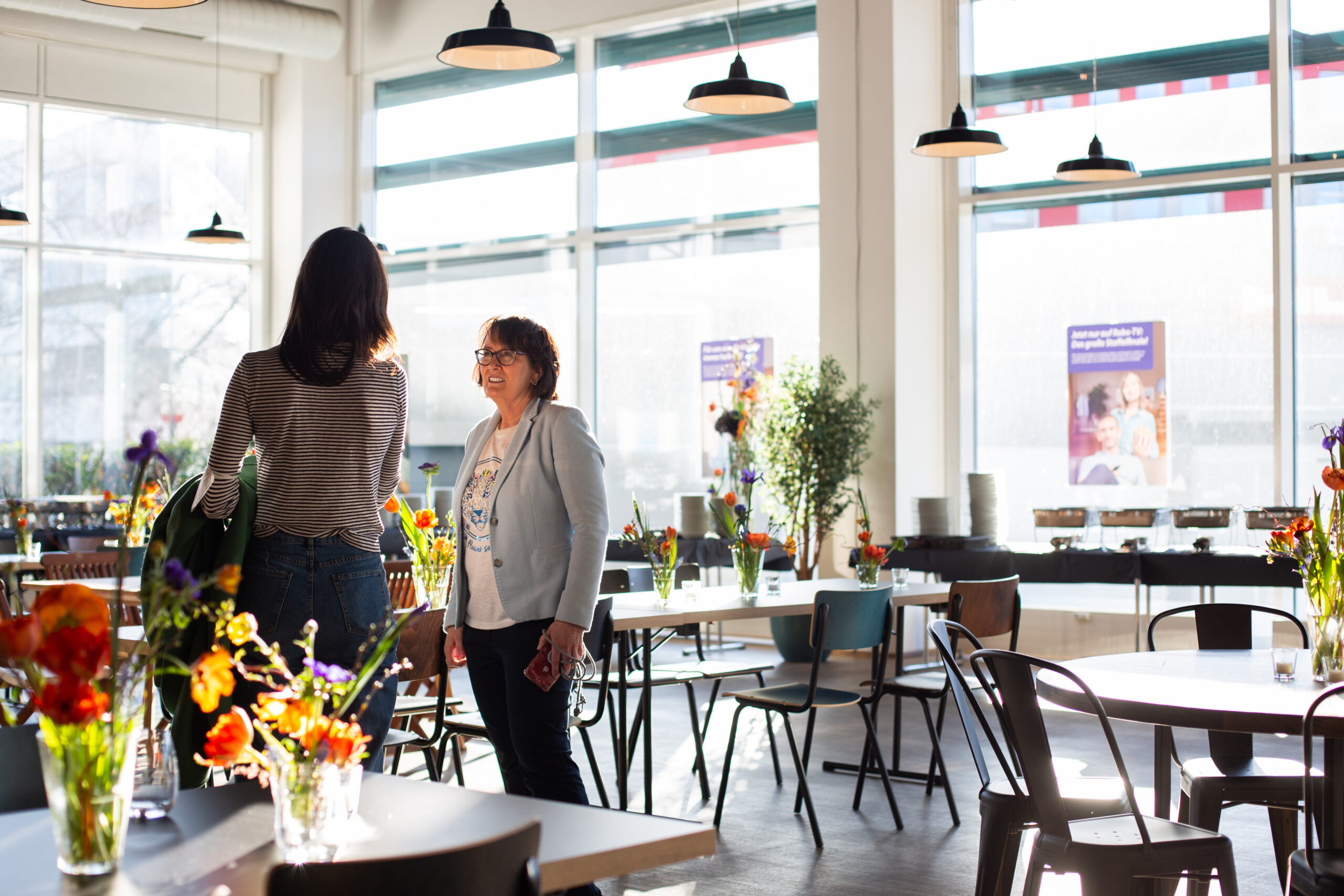 schöner Gastraum, im Gespräch mit einer Frau