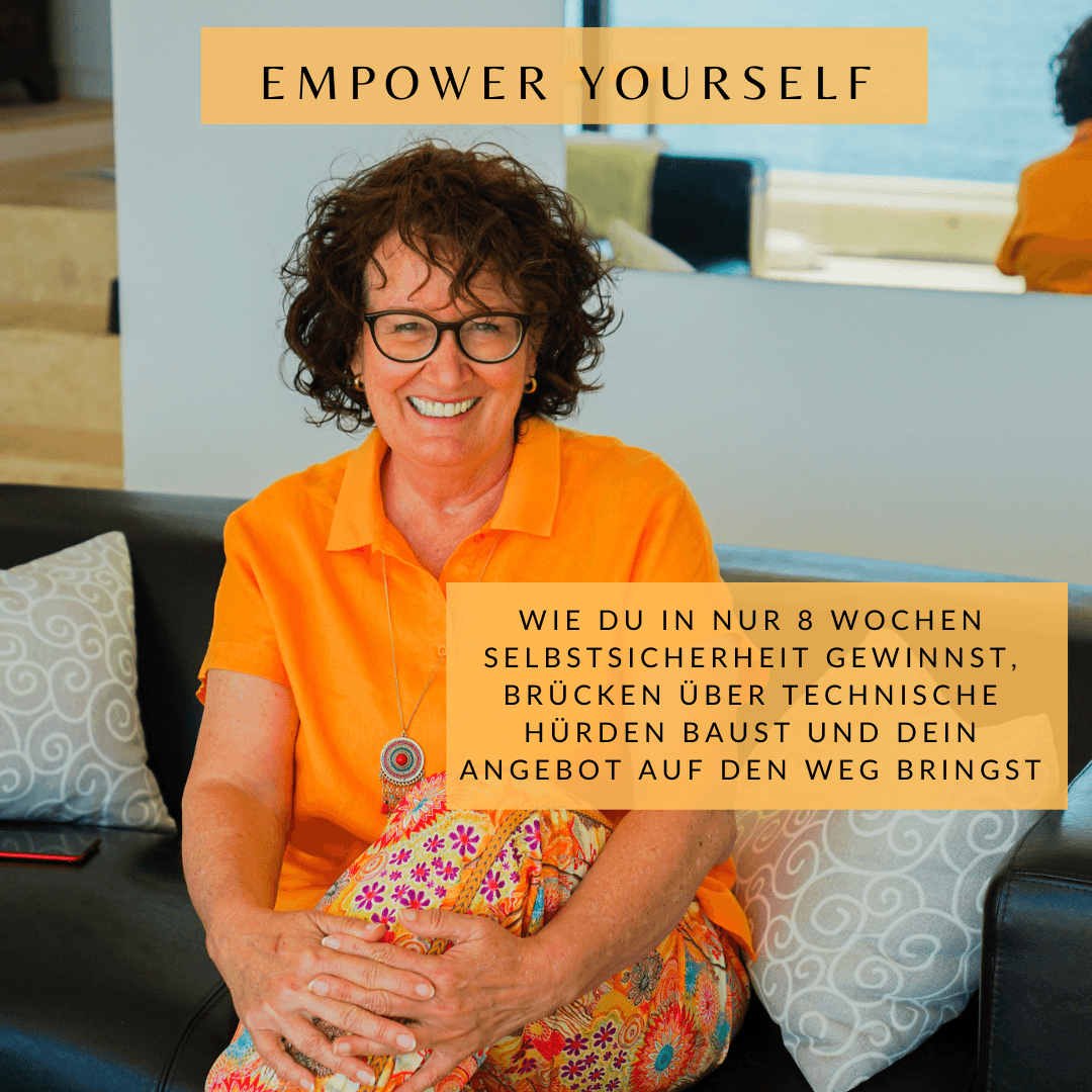 Frau im orange farbenen Bluse sitzt auf einer couch