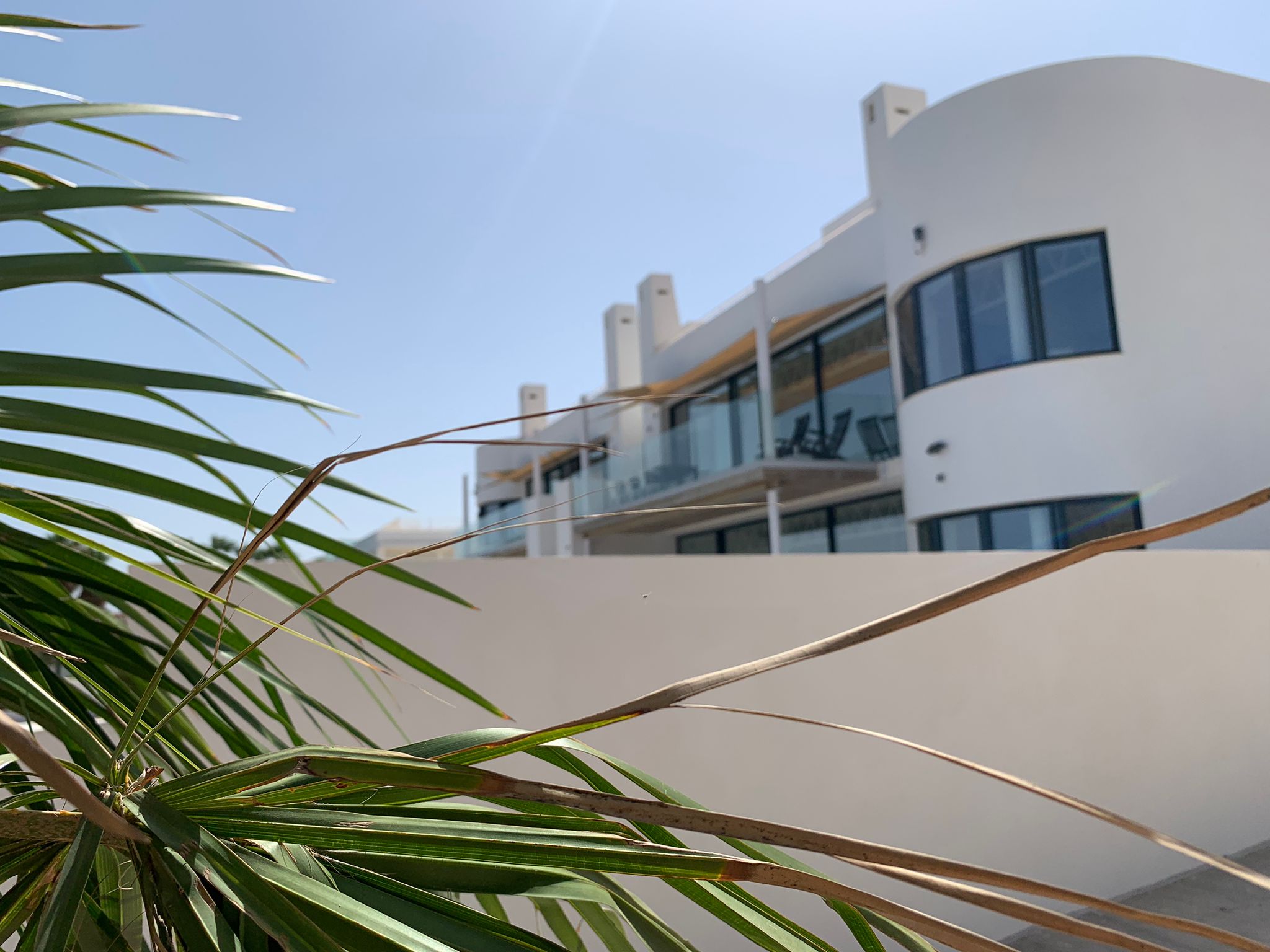 Außenansicht seitlich mit Panoramafenstern