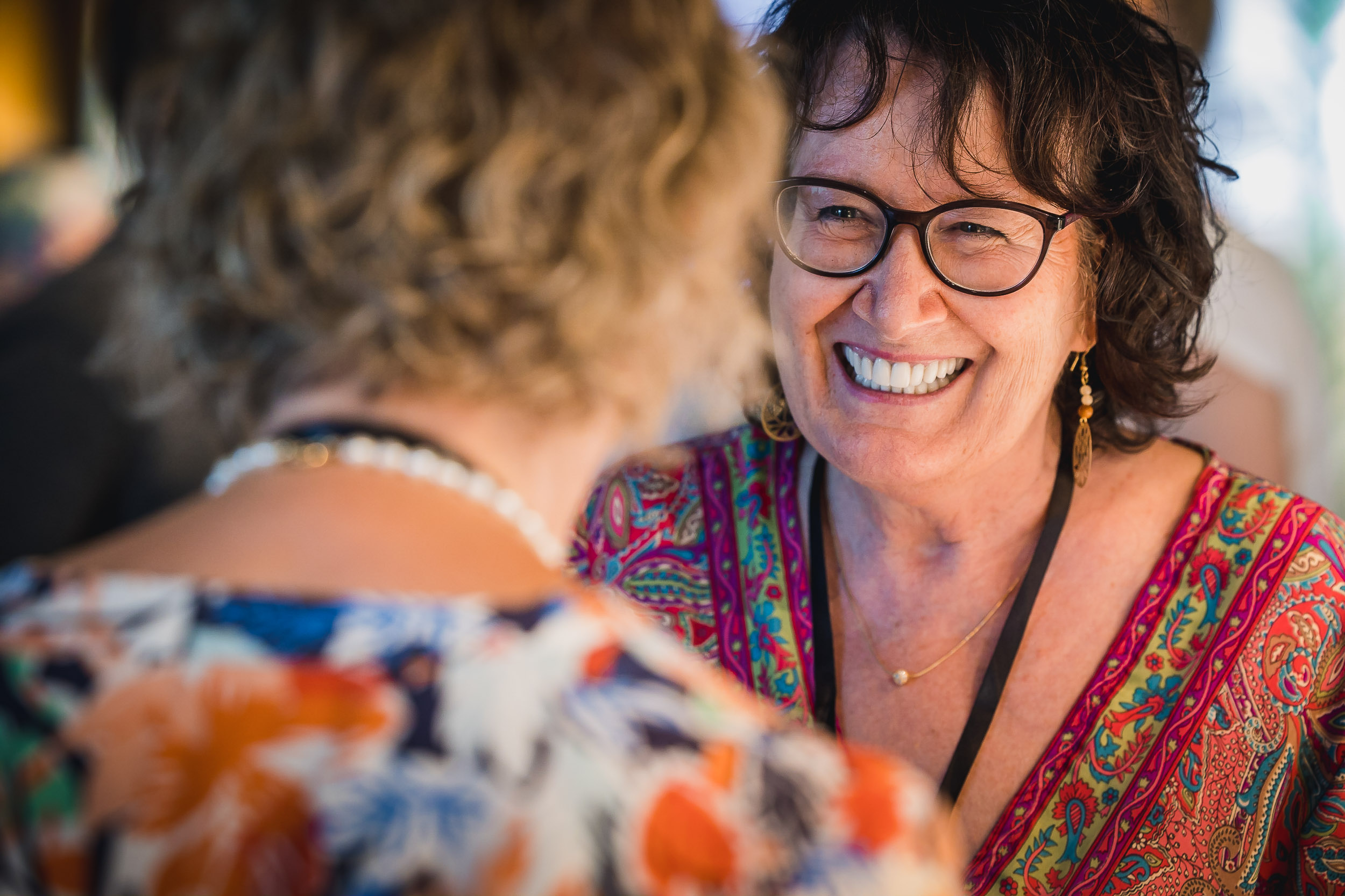 Regina im Gespräch mit Kundin