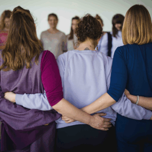 Gruppe von Frauen Arme verschränkt miteinander am Rücken von hinten
