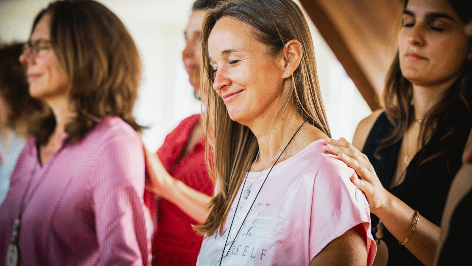 Frauen berühren Rücken achtsam und absichtslos