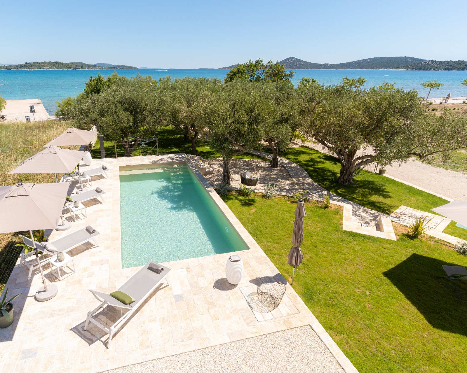 Pool von oben Blick auf den Pool von oben bis zum Meer